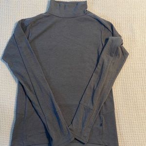 Mountain Hardware turtle neck